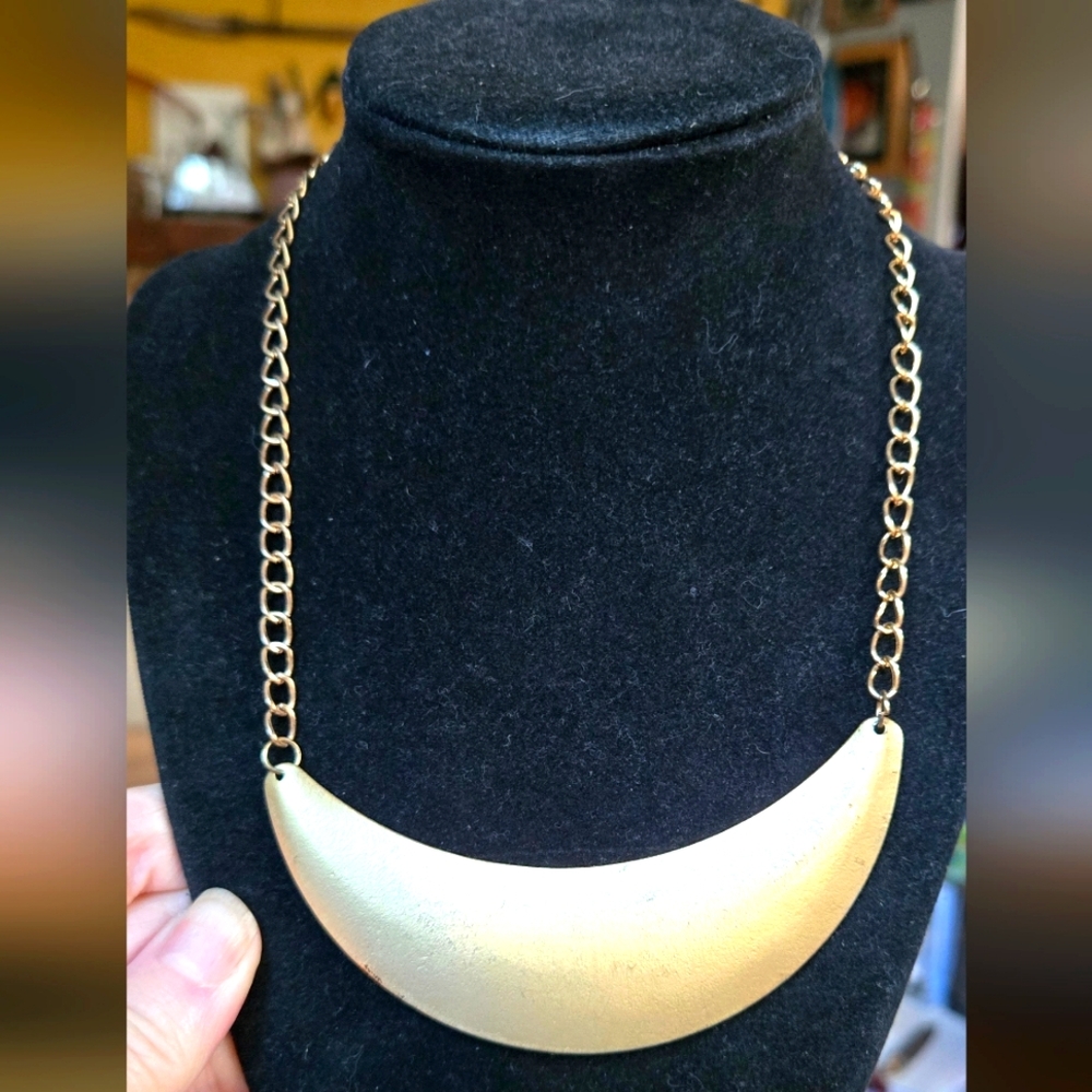 Vintage gold brushed statement necklace 16" - Picture 1 of 4